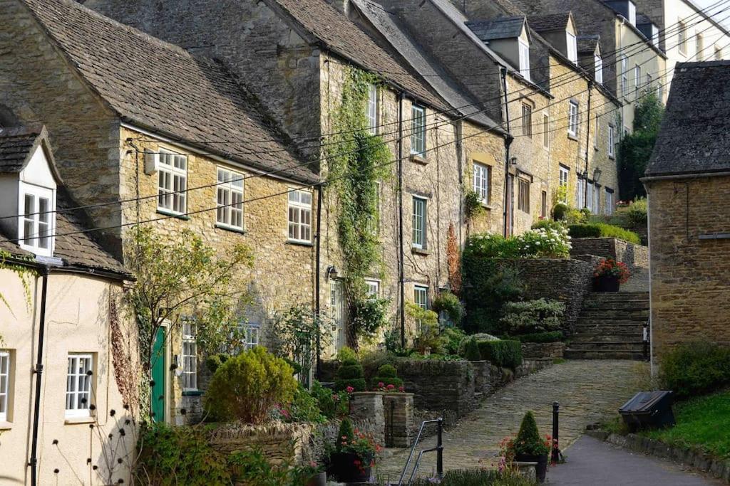 Stylish One Bedroom Cotswold Coach House テットベリー エクステリア 写真