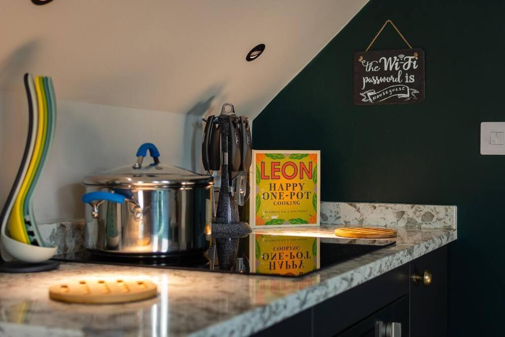 Stylish One Bedroom Cotswold Coach House テットベリー エクステリア 写真