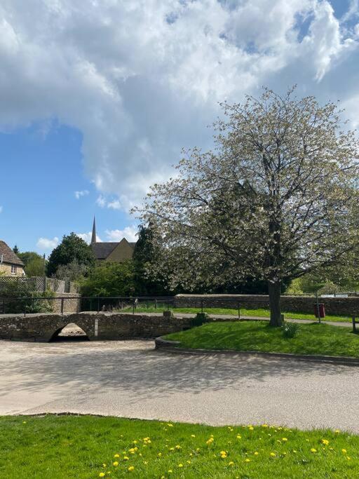 Stylish One Bedroom Cotswold Coach House テットベリー エクステリア 写真