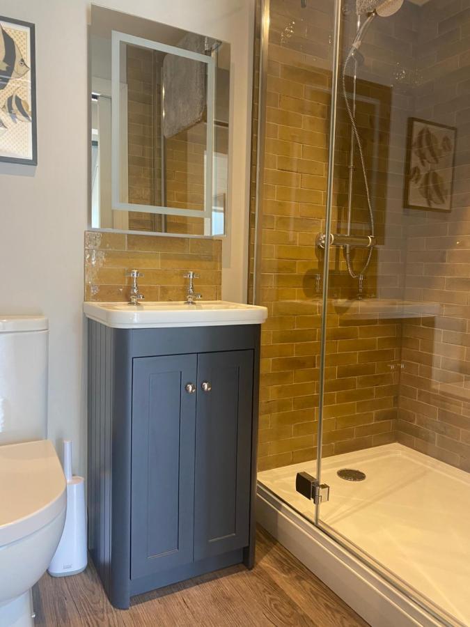 Stylish One Bedroom Cotswold Coach House テットベリー エクステリア 写真